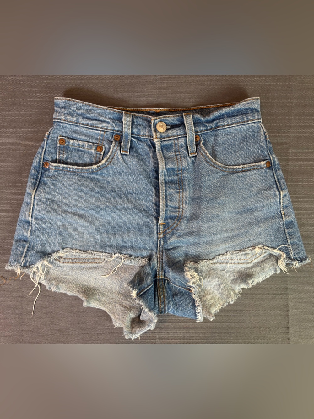 Levi’s 501 Original Button Fly Cutoff Denim Shorts Light Wash Women’s W24